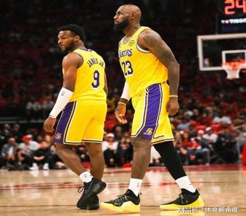 _我擦！三分绝平，老詹可真是硬，40了吧！_我擦！三分绝平，老詹可真是硬，40了吧！