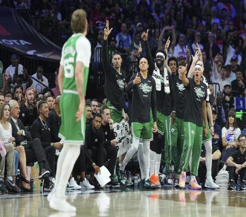 _塔图姆送制胜3分，绿军21拒黑七！马克西空砍31+6静待恩比德复出_塔图姆送制胜3分，绿军21拒黑七！马克西空砍31+6静待恩比德复出