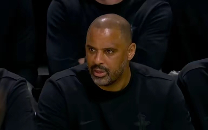 球迷恶搞湖人3-0庆功宴，乌杜卡谢泼德坐主位，全队向他们敬酒_球迷恶搞湖人3-0庆功宴，乌杜卡谢泼德坐主位，全队向他们敬酒_