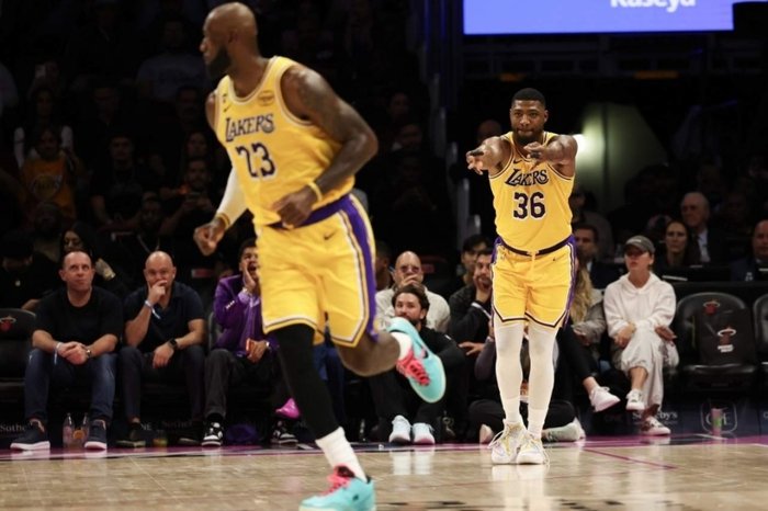 球迷恶搞湖人3-0庆功宴，乌杜卡谢泼德坐主位，全队向他们敬酒__球迷恶搞湖人3-0庆功宴，乌杜卡谢泼德坐主位，全队向他们敬酒