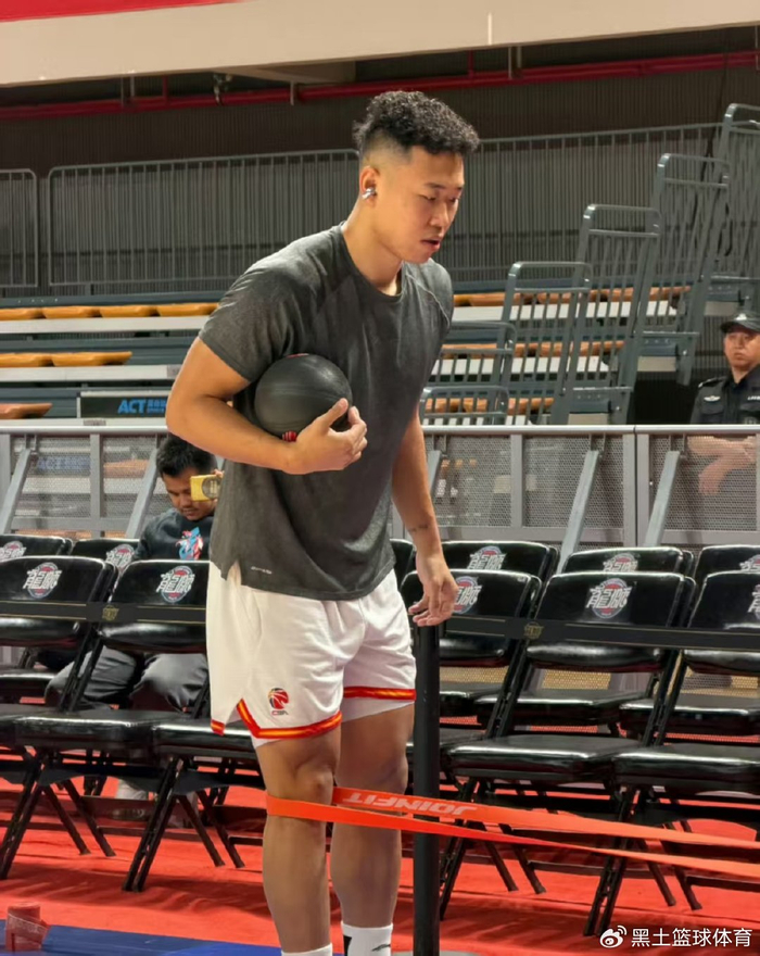 锁定季后赛的球队__小爸爸小艾进大胜房间