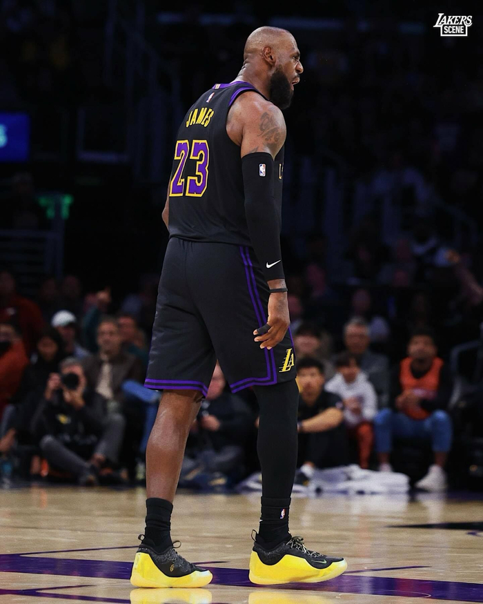 詹姆斯狂轰81分_湖人勇士詹姆斯集锦_