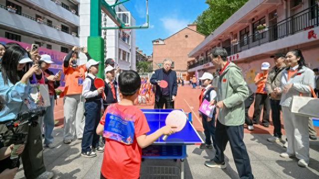 乒坛名宿陆元盛执裁、徐寅生竟输给小学生？上海乒乓球嘉年华校园组在巨一挥拍