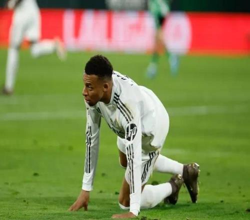 悲剧！皇马不思进取3分变1分国家德比目送巴萨夺冠或列队二选一