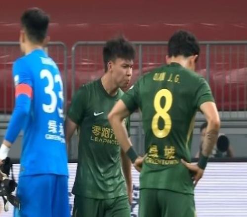 争议19岁王钰栋近5轮0球！怒喷主裁染黄，不满队友：挥拳+叫骂