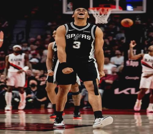 27+10+92.2%！效率逆天！最可怕的是，他连球队老三都算不上_27+10+92.2%！效率逆天！最可怕的是，他连球队老三都算不上_