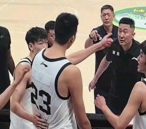 徐昕入围四大奖项名单一奖已是囊中之物广州球迷喊他“干杜锋”_徐昕入围四大奖项名单一奖已是囊中之物广州球迷喊他“干杜锋”_