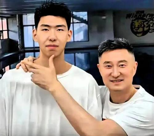 _徐昕入围四大奖项名单一奖已是囊中之物广州球迷喊他“干杜锋”_徐昕入围四大奖项名单一奖已是囊中之物广州球迷喊他“干杜锋”