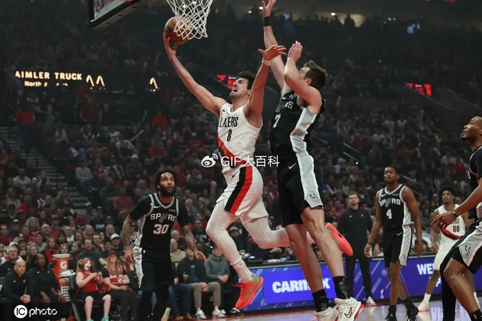 文班亚马场边看傻！20岁哈珀替补27+10，创历史最年轻两双后卫