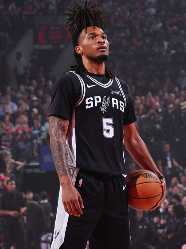 哈珀27分10板比肩科比！文班缺阵，卡斯尔33分，马刺15分大逆转