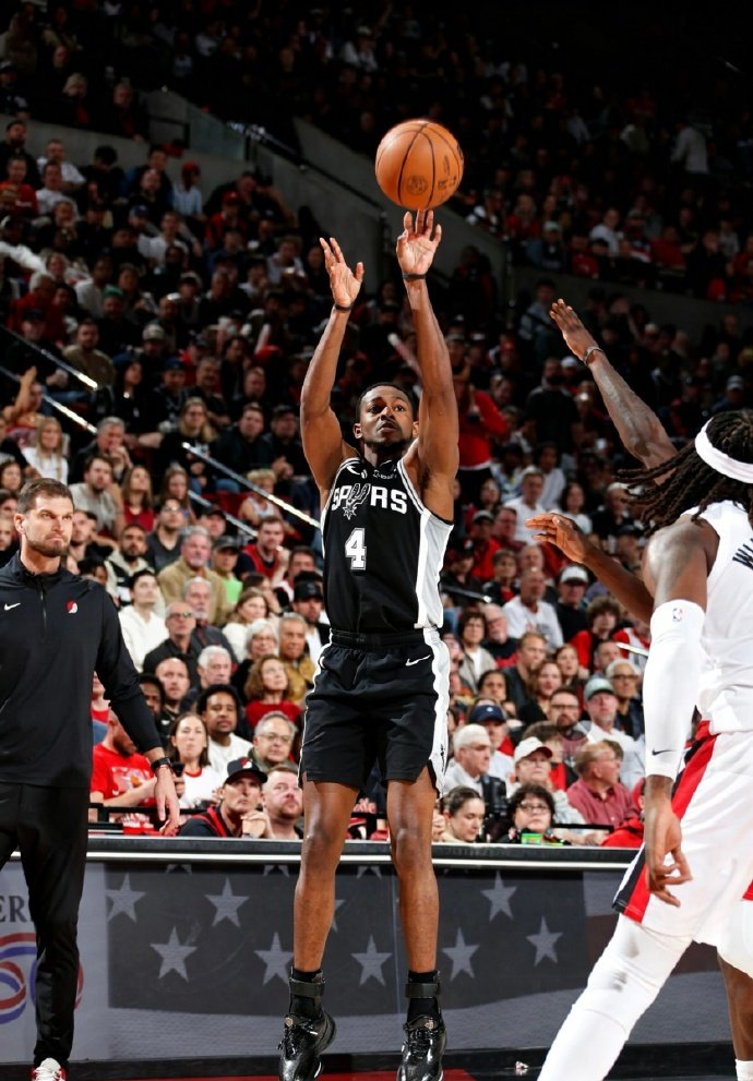 _科比打爆马刺_科比面对马刺三人拉杆