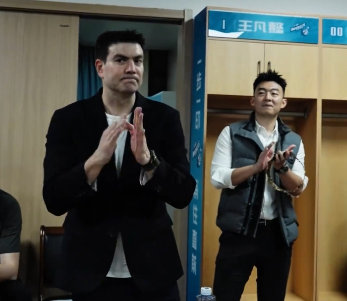 宁波收官战更衣室！主帅满意战绩，刘家成赞骨气，刘晓宇戴上皇冠