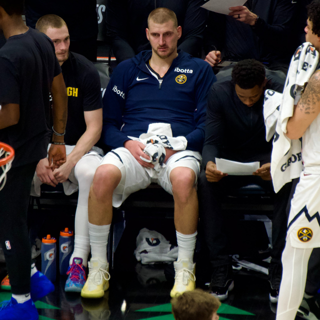 约基奇场边神情落寞！连吞3耻辱后主动担责 阿德尔曼：他会崛起的__约基奇场边神情落寞！连吞3耻辱后主动担责 阿德尔曼：他会崛起的