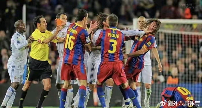 卡洛斯踢伤的人_卡洛斯踢的什么位置_