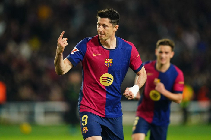 巴萨2-0完胜赫塔菲！莱万助攻拉什福德破门，弗里克率队领跑西甲