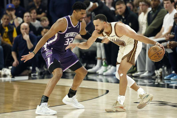 公布新的球鞋代言之前，库里先搞个了大新闻