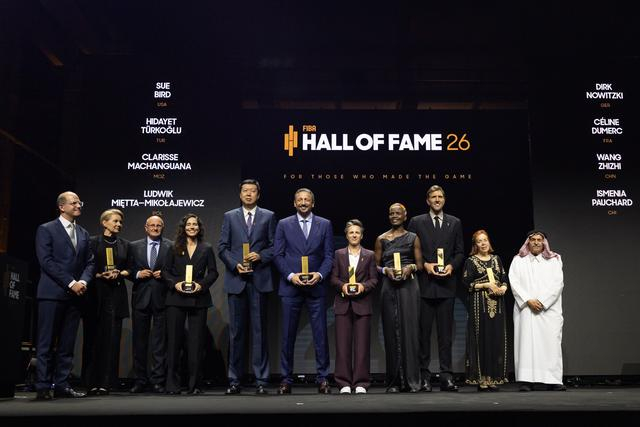 王治郅携手诺维斯基入选FIBA名人堂！感谢致辞，他提到了八一精神