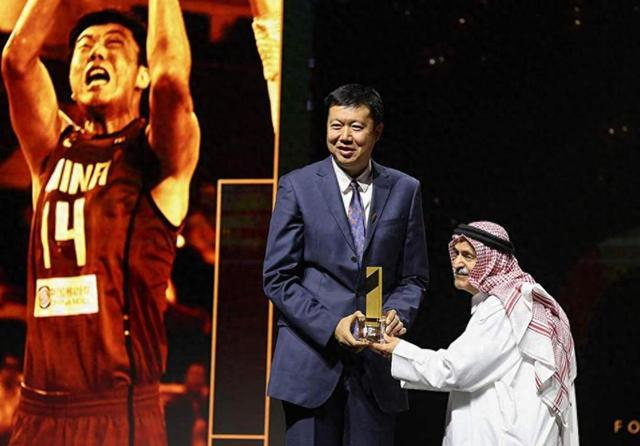 王治郅携手诺维斯基入选FIBA名人堂！感谢致辞，他提到了八一精神__王治郅携手诺维斯基入选FIBA名人堂！感谢致辞，他提到了八一精神