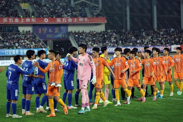 _“霸王归来”燃“苏超”，一杯洋河敬热血_“霸王归来”燃“苏超”，一杯洋河敬热血