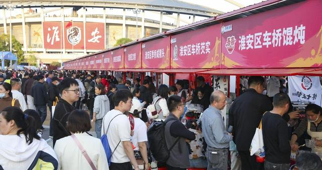 足球年薪最高的球员前十排名__足球年薪最高的球员