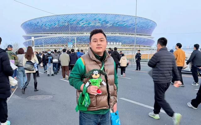 浙江球迷父子随队远征大连，竟成大连戚奶奶的“远方亲戚”__浙江球迷父子随队远征大连，竟成大连戚奶奶的“远方亲戚”