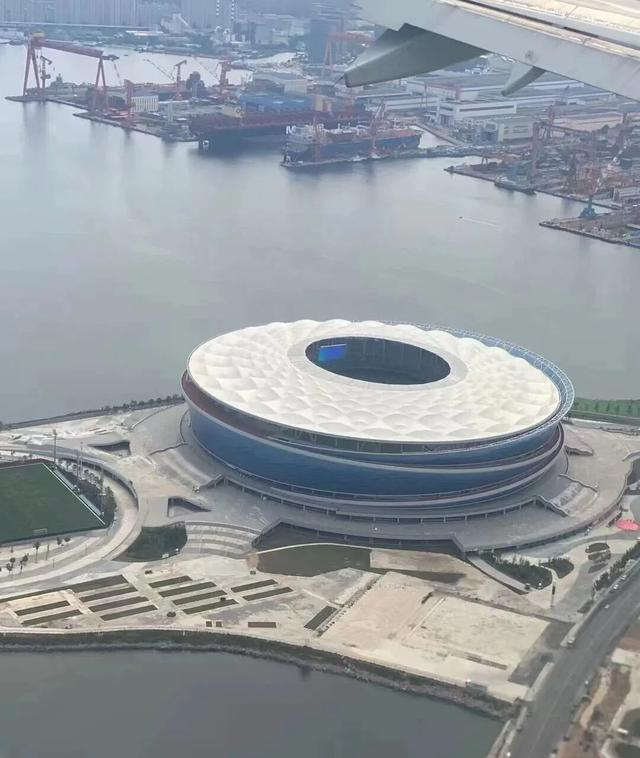 浙江球迷父子随队远征大连，竟成大连戚奶奶的“远方亲戚”__浙江球迷父子随队远征大连，竟成大连戚奶奶的“远方亲戚”