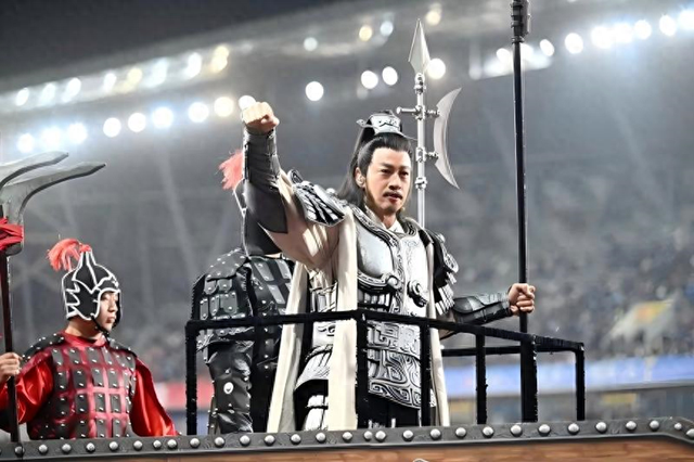 “霸王归来”燃“苏超”，一杯洋河敬热血