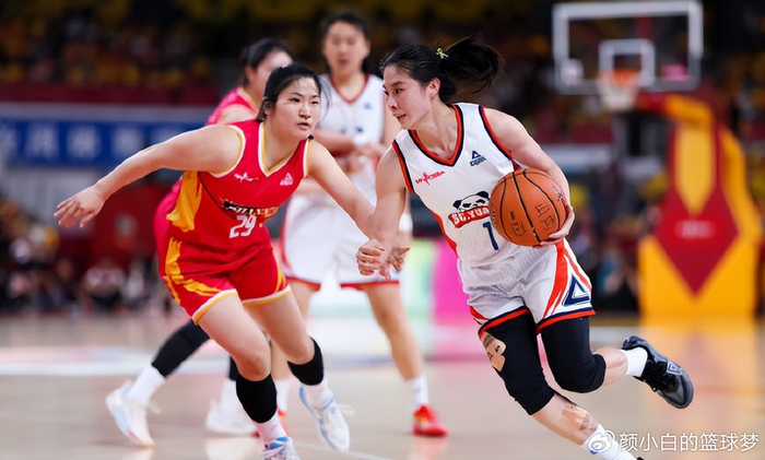 王思雨颁奖笑成花儿！获金球奖励成关键之王 大方展示金牌气质超飒