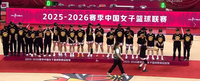 王思雨颁奖笑成花儿！获金球奖励成关键之王 大方展示金牌气质超飒_王思雨颁奖笑成花儿！获金球奖励成关键之王 大方展示金牌气质超飒_