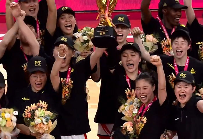 王思雨颁奖笑成花儿！获金球奖励成关键之王 大方展示金牌气质超飒_王思雨颁奖笑成花儿！获金球奖励成关键之王 大方展示金牌气质超飒_