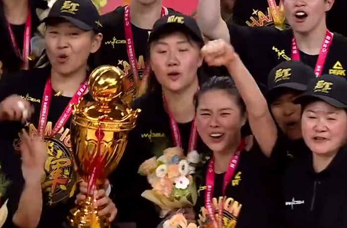 王思雨颁奖笑成花儿！获金球奖励成关键之王 大方展示金牌气质超飒_王思雨颁奖笑成花儿！获金球奖励成关键之王 大方展示金牌气质超飒_