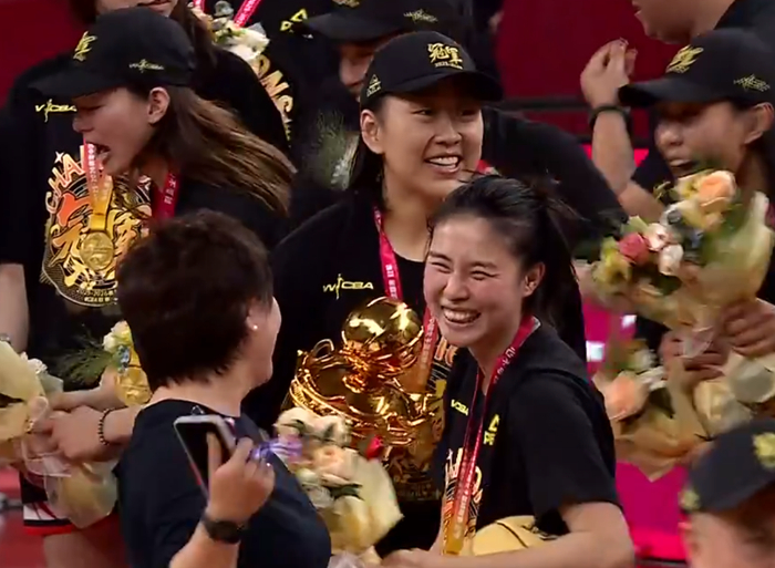 王思雨颁奖笑成花儿！获金球奖励成关键之王 大方展示金牌气质超飒__王思雨颁奖笑成花儿！获金球奖励成关键之王 大方展示金牌气质超飒