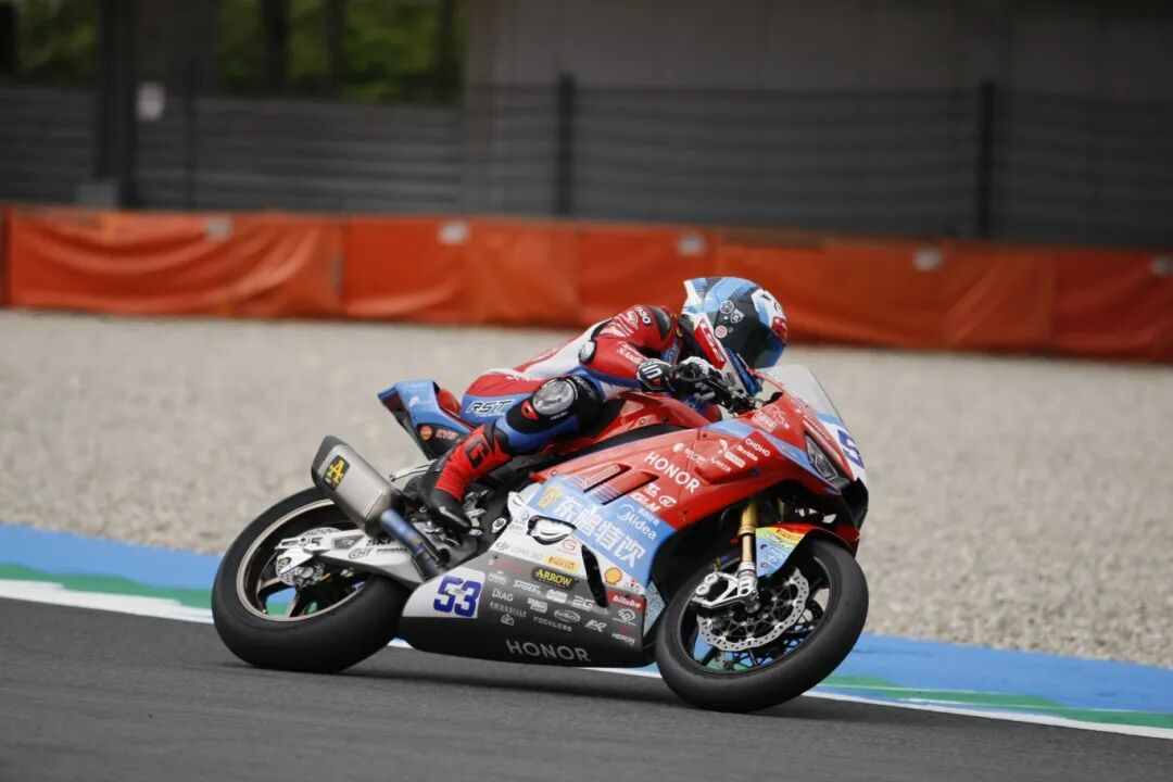 V观体育丨莫让“畸形饭圈”碰瓷张雪机车__V观体育丨莫让“畸形饭圈”碰瓷张雪机车