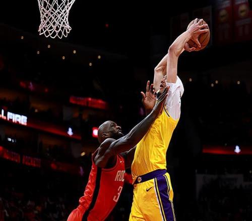 湖人受伤中锋是谁_湖人需要中锋_