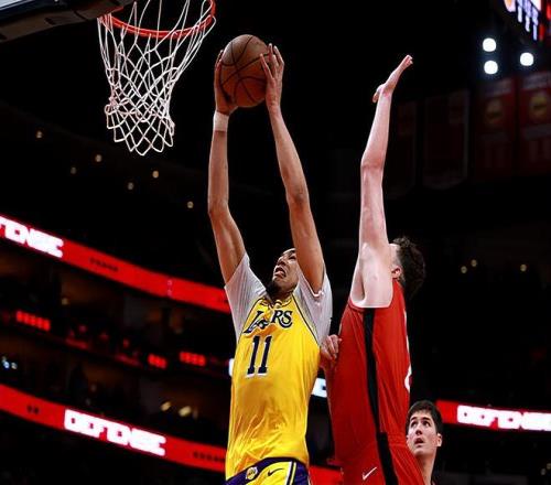 湖人需要中锋_湖人受伤中锋是谁_