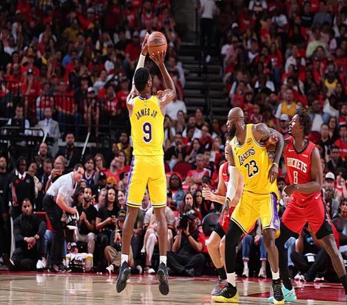 进攻三秒防守三秒_进攻人盯人防守_