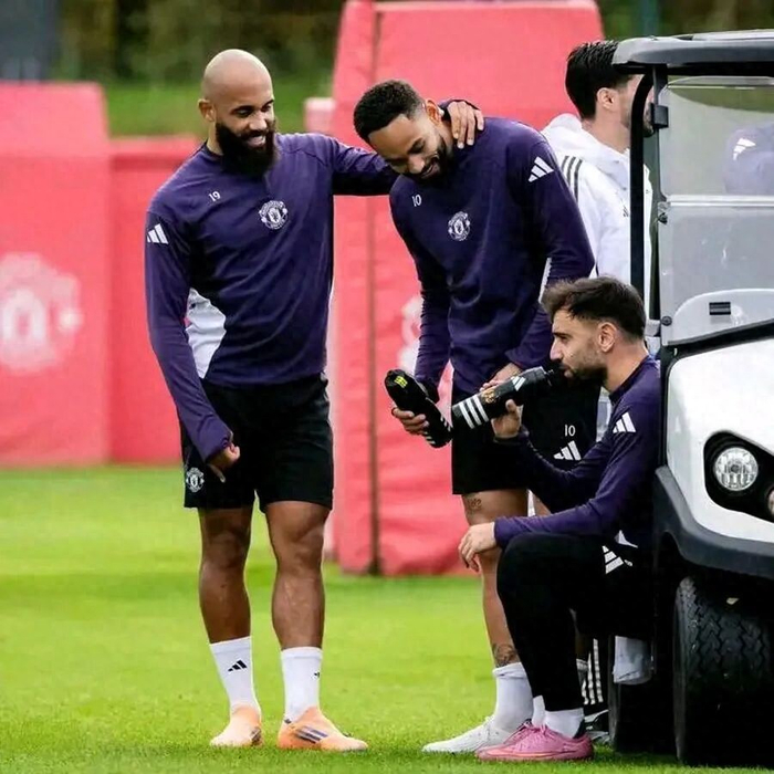 姆贝莫低迷又轻伤，曼联战布伦特福德恐成替补！卡里克或作两调整