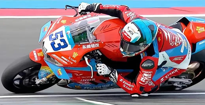 _机车重要，车手更重要！53号车手助张雪机车赢比赛，64号却在摔车_机车重要，车手更重要！53号车手助张雪机车赢比赛，64号却在摔车