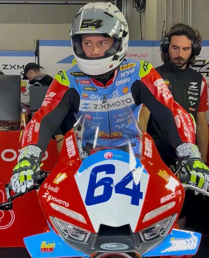 机车重要，车手更重要！53号车手助张雪机车赢比赛，64号却在摔车_机车重要，车手更重要！53号车手助张雪机车赢比赛，64号却在摔车_