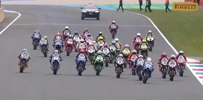 机车重要，车手更重要！53号车手助张雪机车赢比赛，64号却在摔车__机车重要，车手更重要！53号车手助张雪机车赢比赛，64号却在摔车