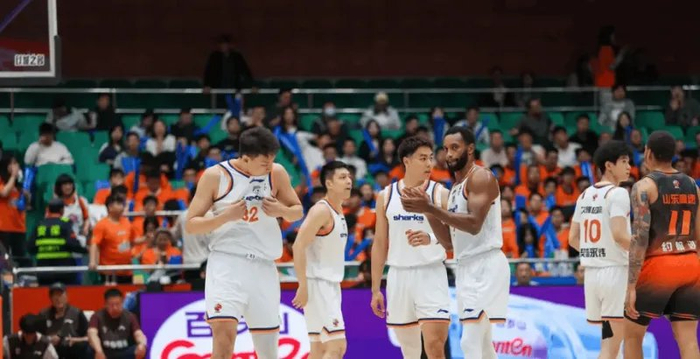 _上海残阵都能掀翻山东！8人轮换各个发挥，这阵容厚度太恐怖了！_上海残阵都能掀翻山东！8人轮换各个发挥，这阵容厚度太恐怖了！