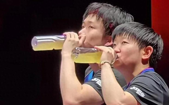 世乒赛禁用塑料瓶装水，国乒双瓶补水习惯被打破，孙颖莎王楚钦迎大考