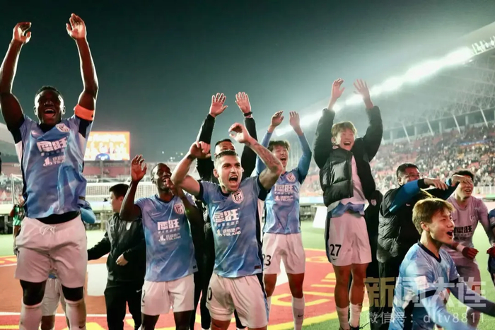 一首鼓舞大连足球士气的歌_大连的足球烧了_