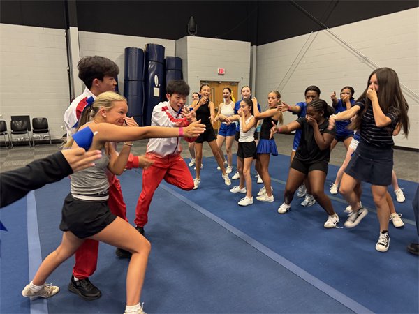 火花啦啦操12人变队_沈阳大学啦啦操队_