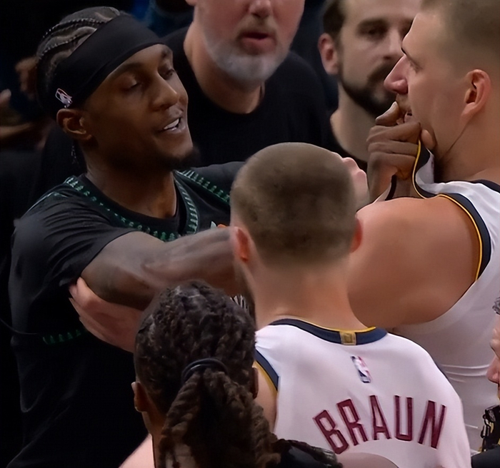 _心态被打崩了！麦丹上空篮，约基奇跑全场讨说法引冲突，前者亮了_心态被打崩了！麦丹上空篮，约基奇跑全场讨说法引冲突，前者亮了