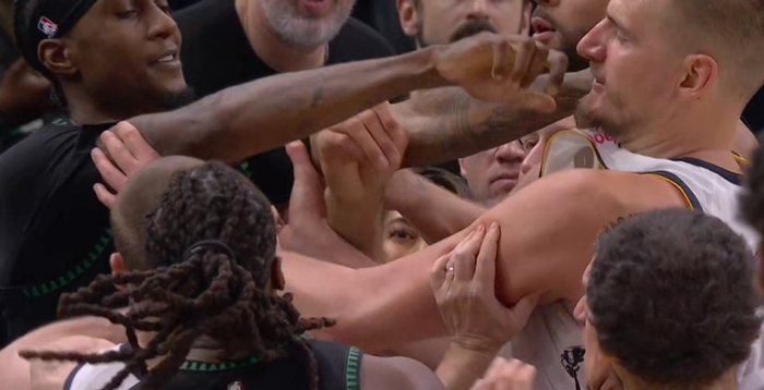 心态被打崩了！麦丹上空篮，约基奇跑全场讨说法引冲突，前者亮了__心态被打崩了！麦丹上空篮，约基奇跑全场讨说法引冲突，前者亮了